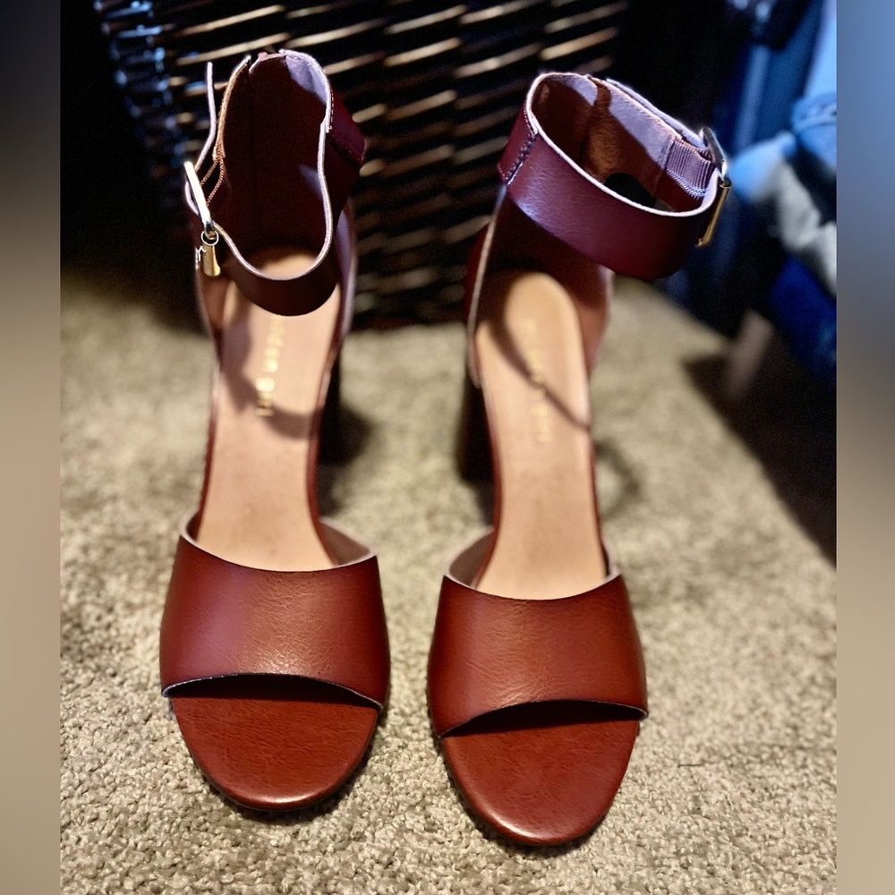 Brand new. Heels size 9 tabaco color